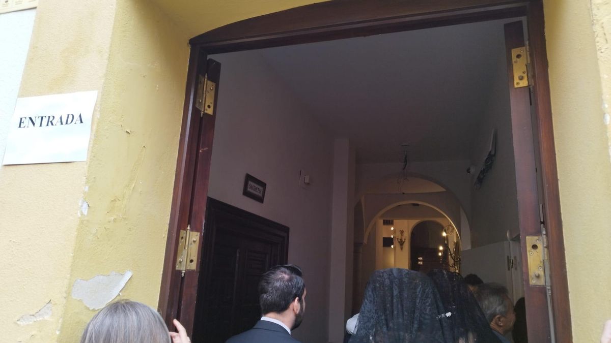 Cientos de personas hacen cola en la calle Pureza para entrar en la capilla de los Marineros y ver al Cristo de las Tres Caídas y a Nuestra Señora de la Esperanza. La hilera de fieles llega hasta la plaza del Altozano y gira por la calle Fabie.