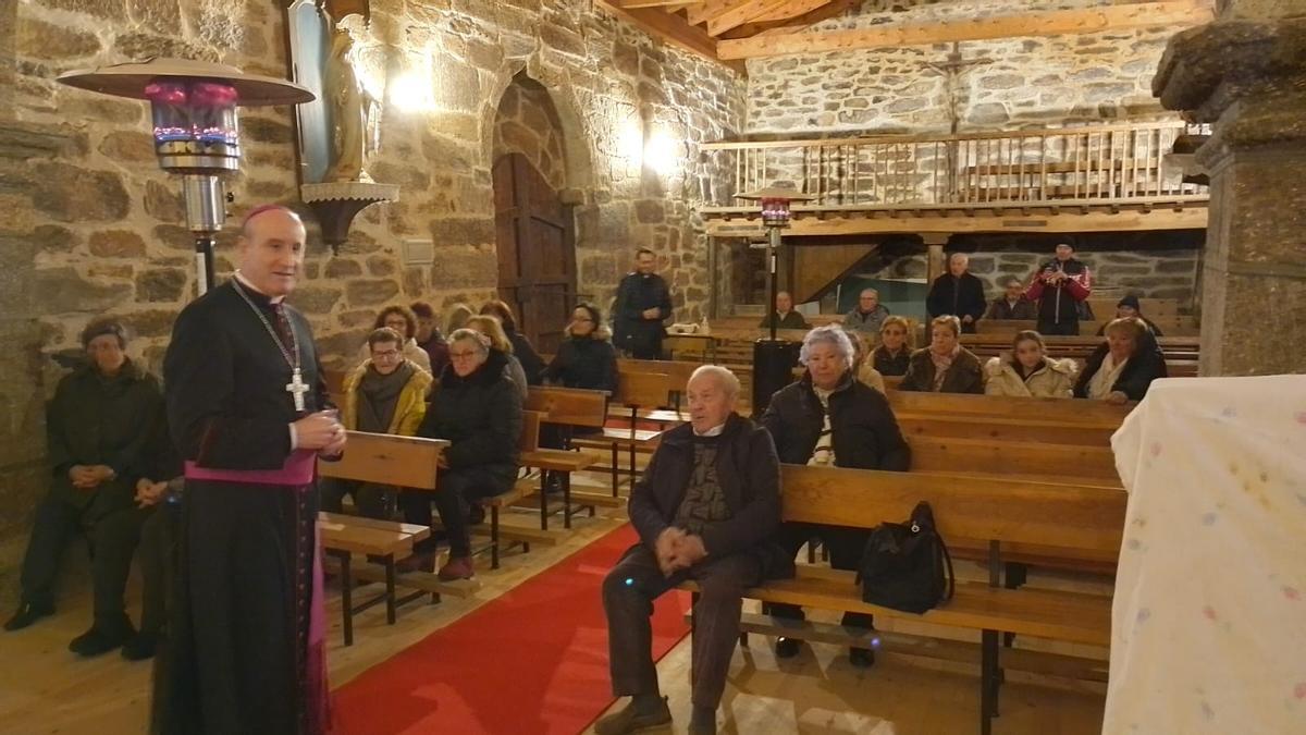 GALERÍA | El obispo recorre los pueblos del incendio