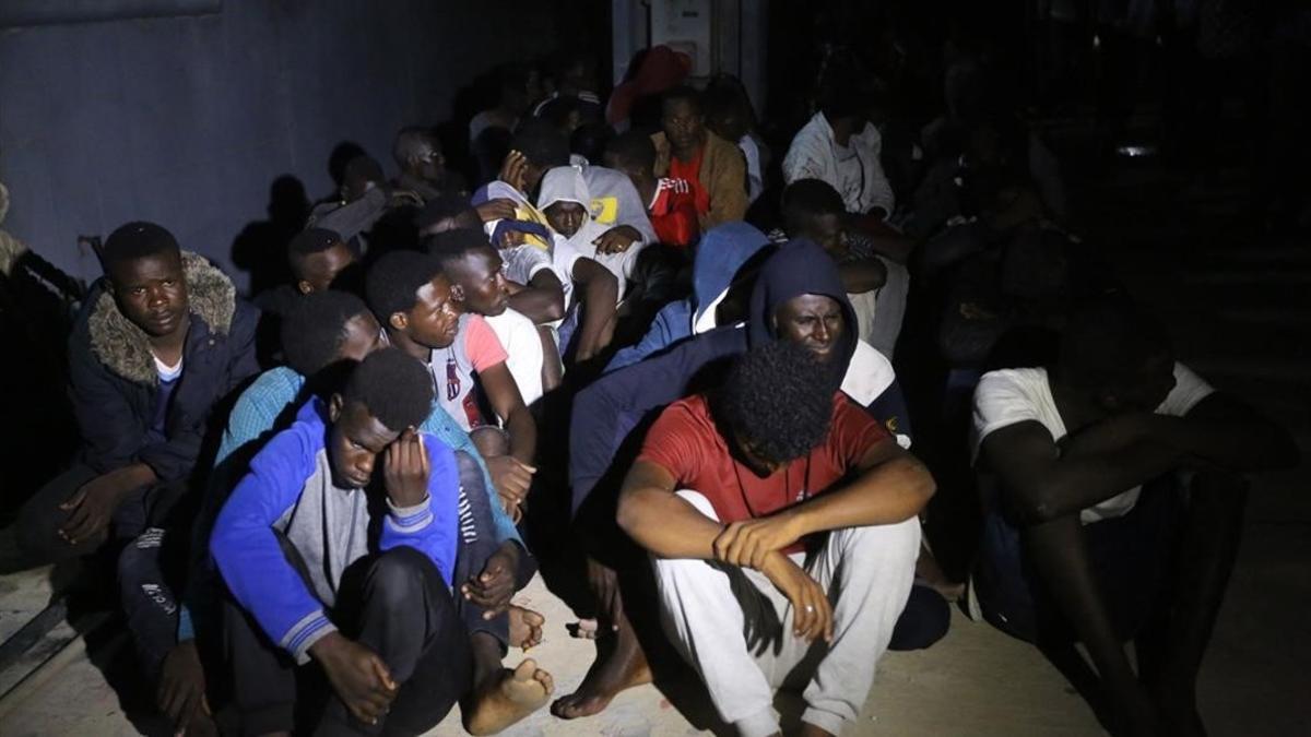 Llegada de los inmigrantes rescatados a una base naval de Trípoli.