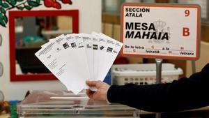 GRAFCAV3785. PAMPLONA (NAVARRA), 24/04/2019.- Una persona muestra en las papeletas las diferentes opciones políticas que tendrán los electores el próximo domingo, día en que se celebrarán las elecciones generales. EFE/Jesús Diges