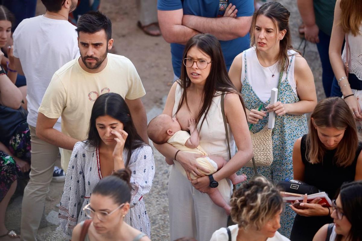 Opositores esperan ante el Aulario de Rabanales para entrar al examen.