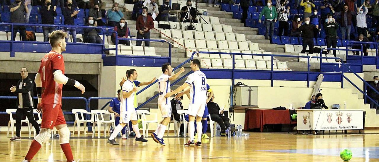 Los jugadores del Alzira FS y la afición celebran el gol del empate. | RAÜL AMAT