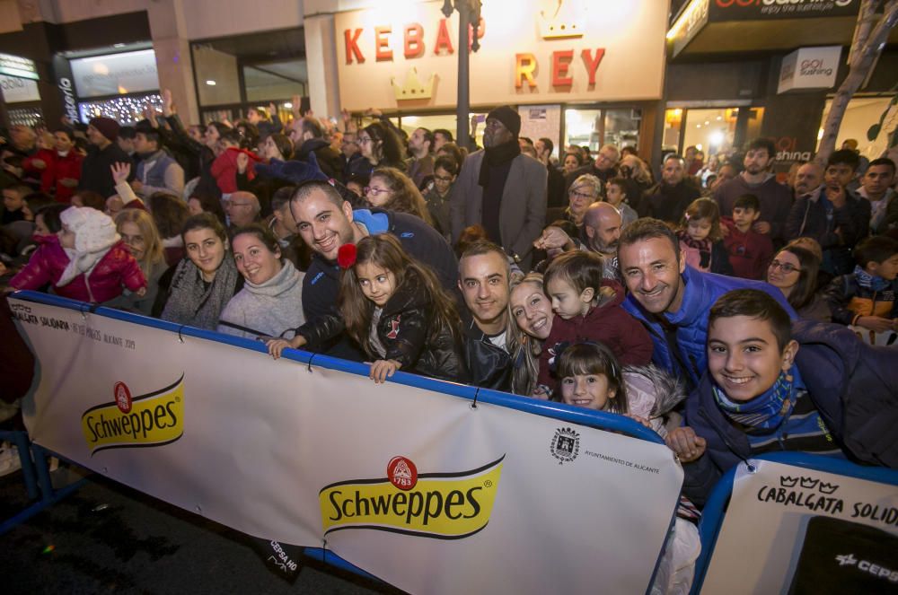 Los Reyes Magos reparten ilusión por la ciudad de Alicante.