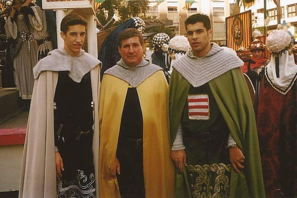 El rey Jaume I 2026 (derecha), junto a su padre, Benjamín Garcés (centro) y su hermano Pablo.