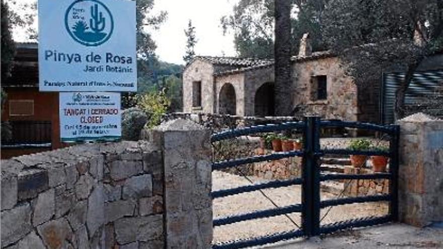 Imatge de l&#039;entrada del Jardí Botànic de Pinya de Rosa, a Blanes, amb el cartell que informa que està tancat.