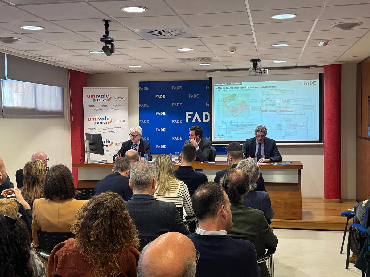 Manuel Páramo; Pablo García, vicepresidente de FADE; y José Ignacio Rodríguez-Vijande, asesor llaboral de FADE.