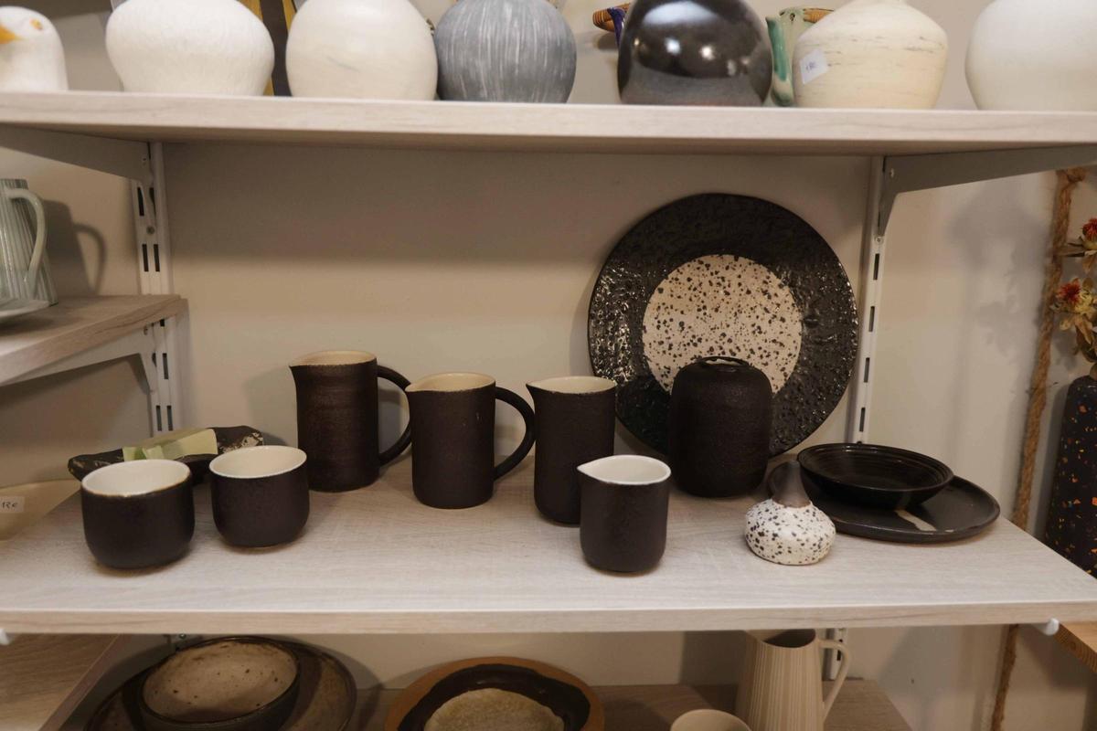 Olalla en su taller vigués Misoco Designs y algunas de las piezas que elabora, tanto funcionales como decorativas.