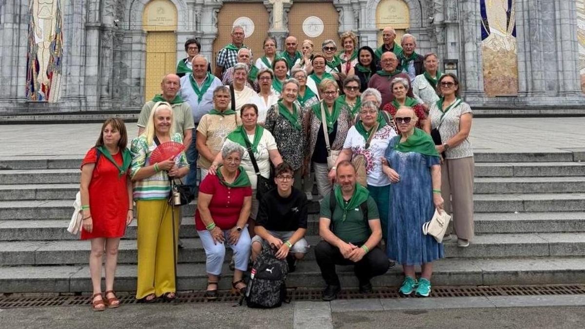 Los excursionistas dezanos en el santuario de Lourdes.