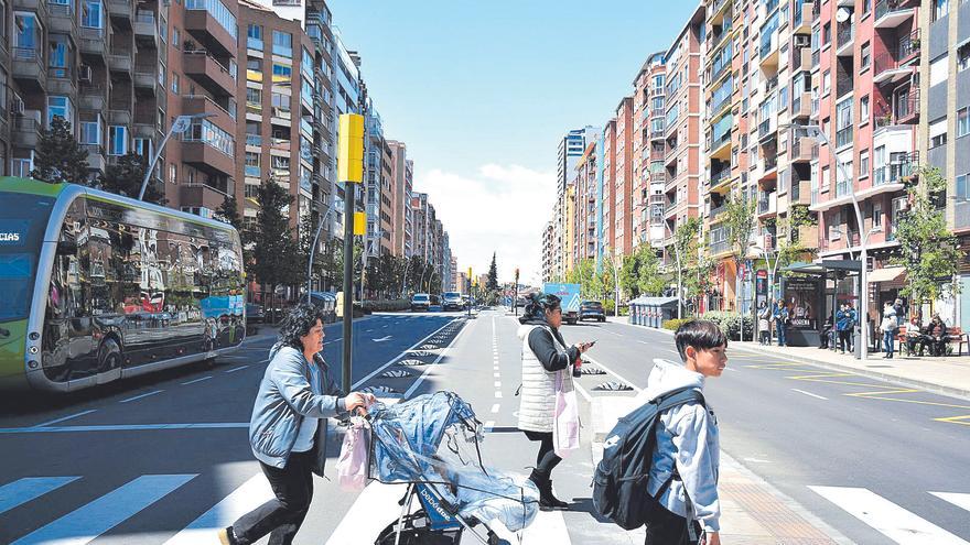 El tráfico de la avenida Navarra se reduce un 20% tras perder un carril de circulación