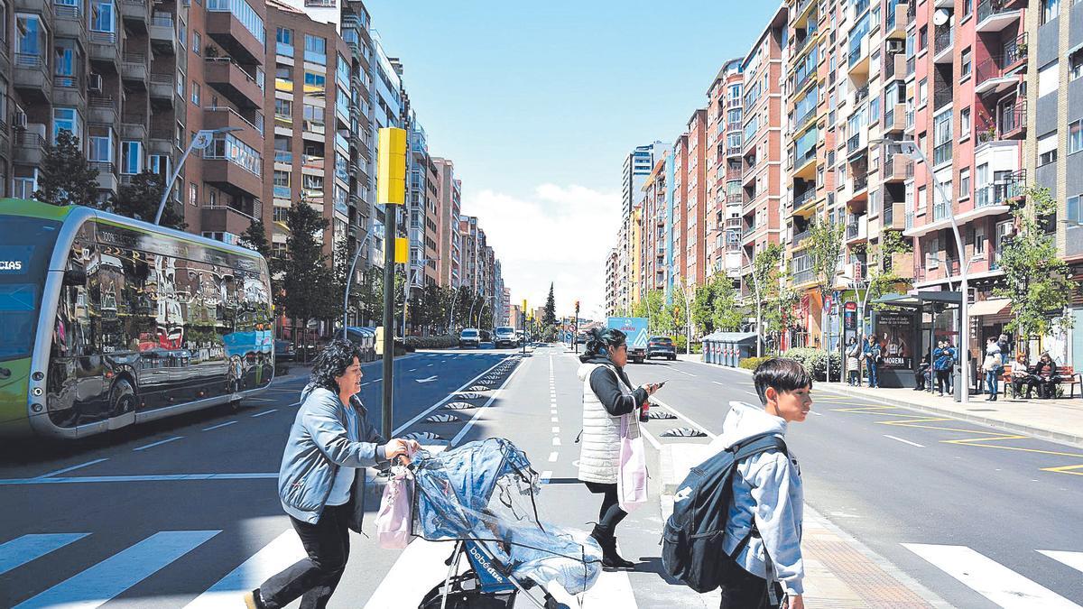 La avenida Navarra de Zaragoza tiene ahora dos carriles por cada sentido, uno para bicis en el centro y aceras más anchas.