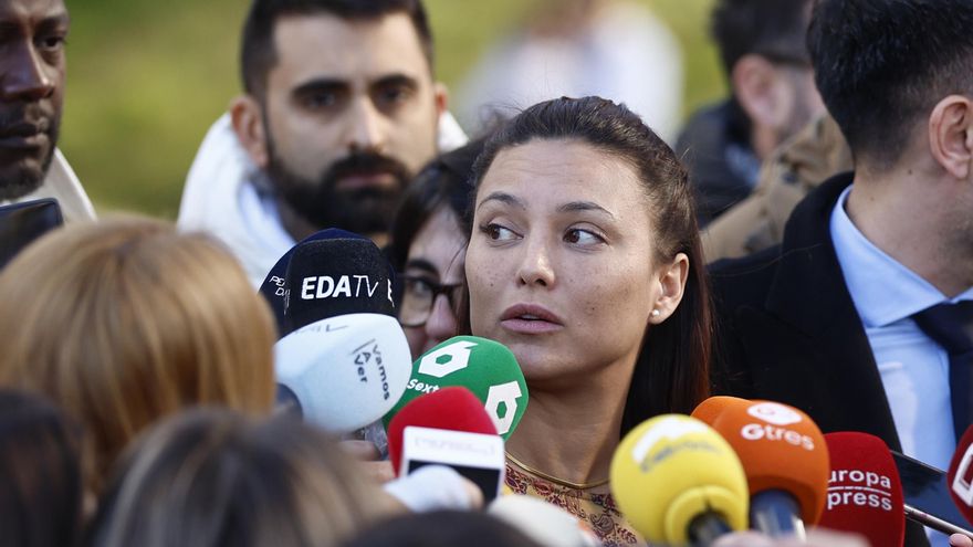 La defensa de Errejón acusa a Mouliaá de no entregar documentos y obstaculizar el juicio.