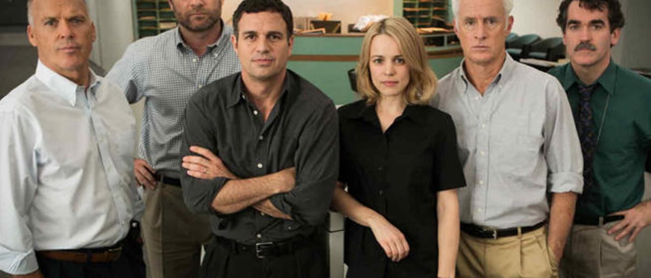 El elenco de &#039;Spotlight&#039;, con Michael Keaton, a la izquierda, y Mark Ruffalo y Rachel McAdams, en el centro.