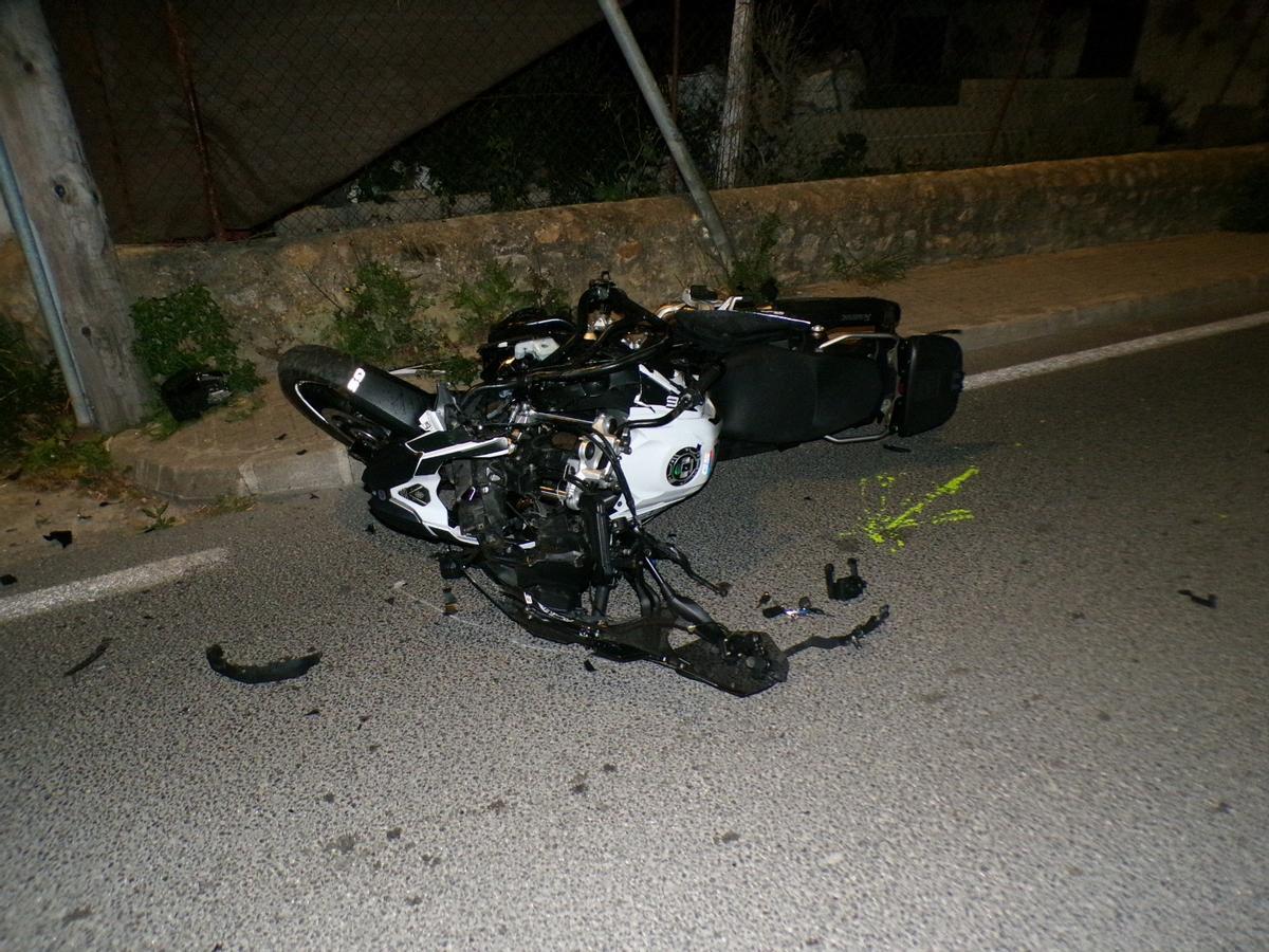 Estado en el que quedó la moto que pilotaba el hombre fallecido tras el accidente.