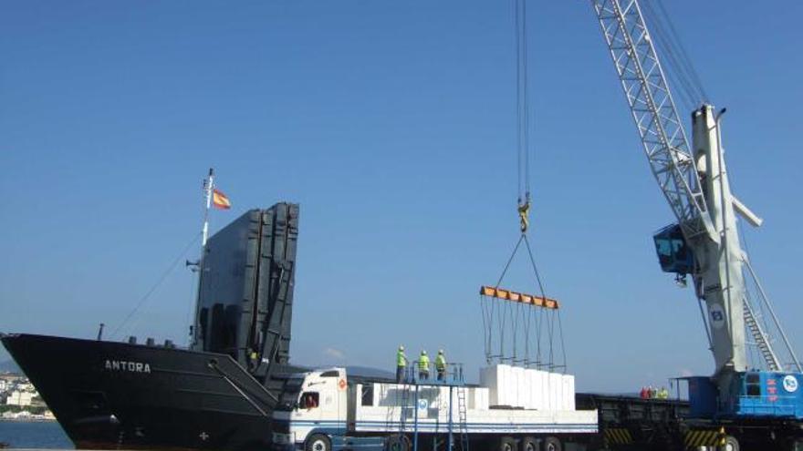 La grúa especializada que adquirió el puerto de Ribadeo para mover los paquetes de celulosa, en plena faena.