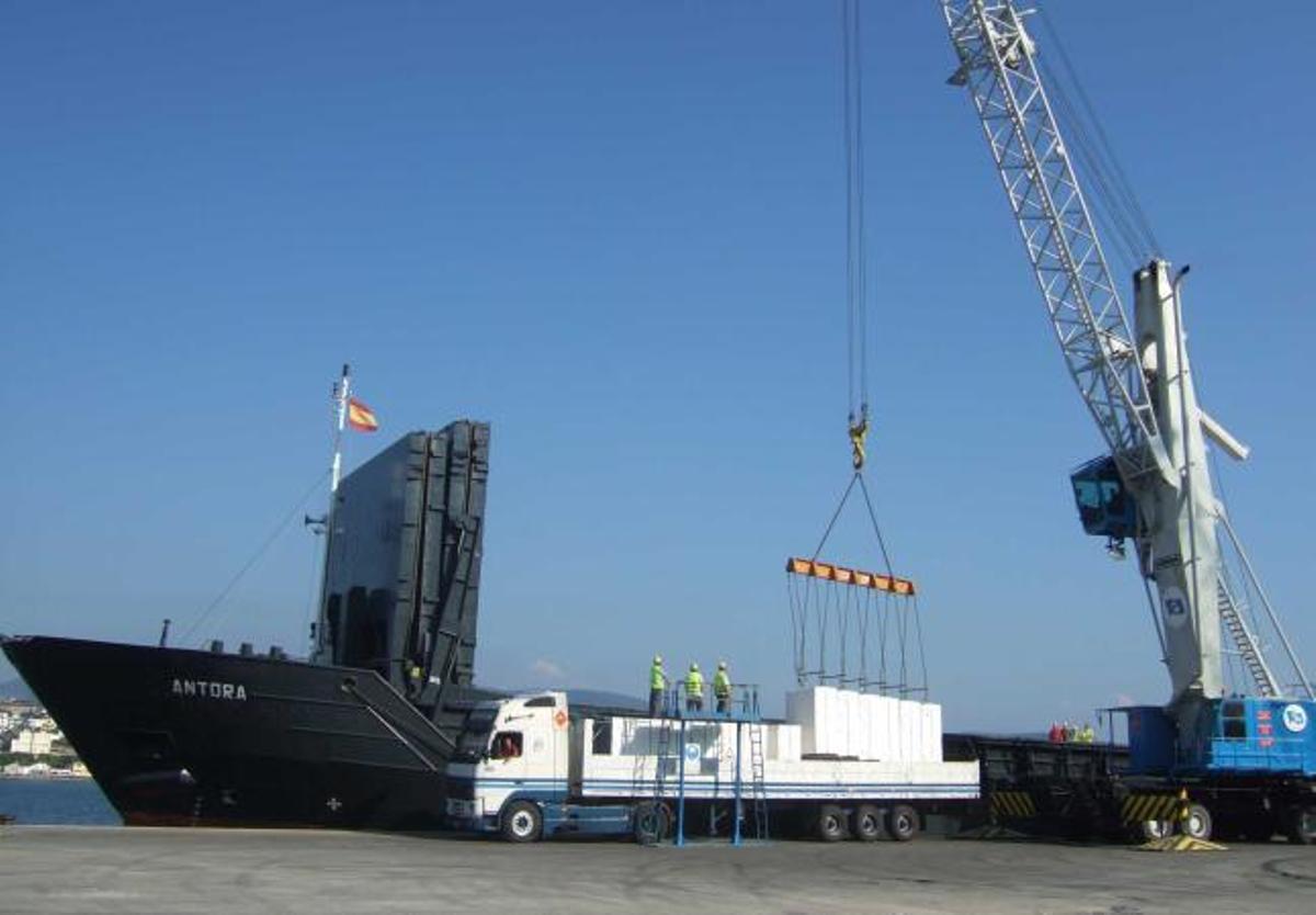 La grúa especializada que adquirió el puerto de Ribadeo para mover los paquetes de celulosa, en plena faena.