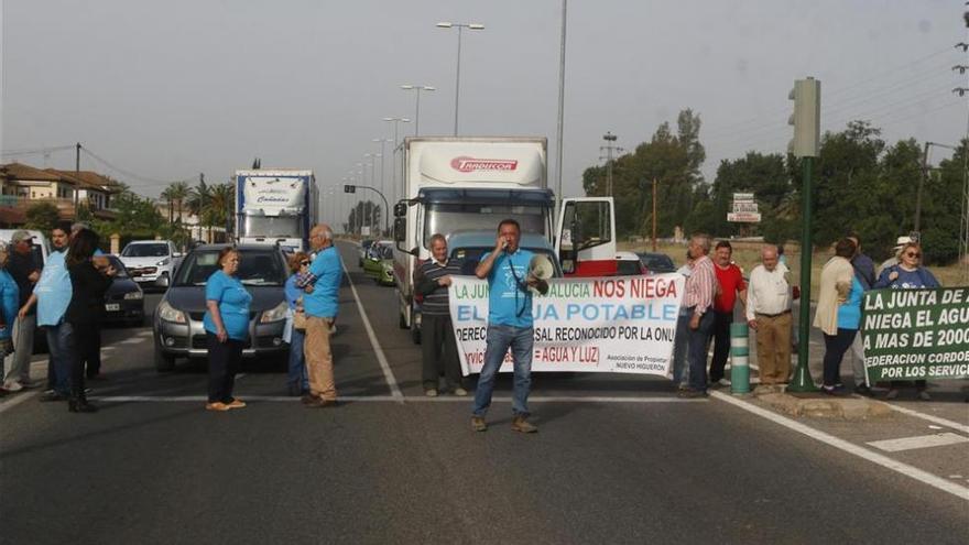 Los parcelistas exigen agua cortando la A-431 durante una hora