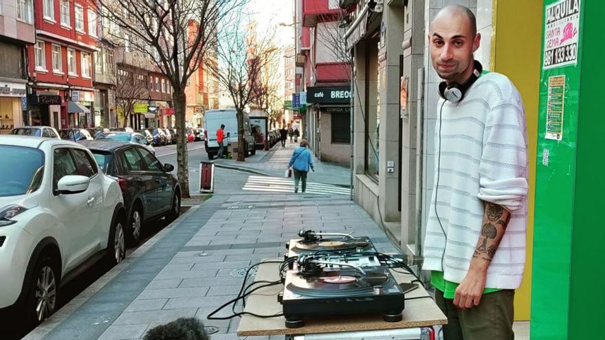 Pablo Saco, en la avenida de Oza, durante su sesión DJ. | // G.M.O.
