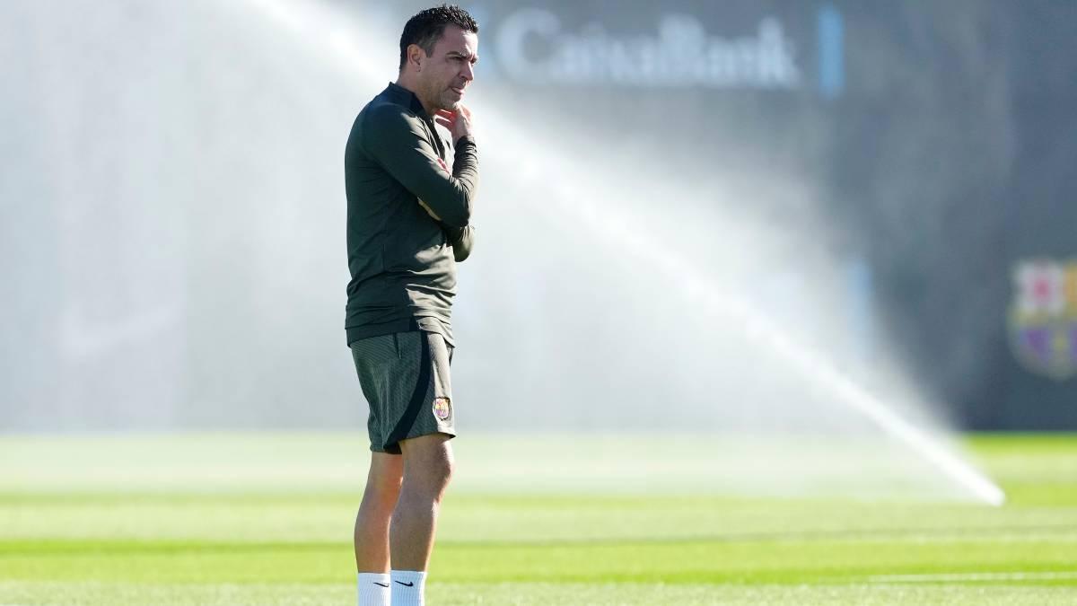 Xavi, pensativo en un entrenamiento del FC Barcelona