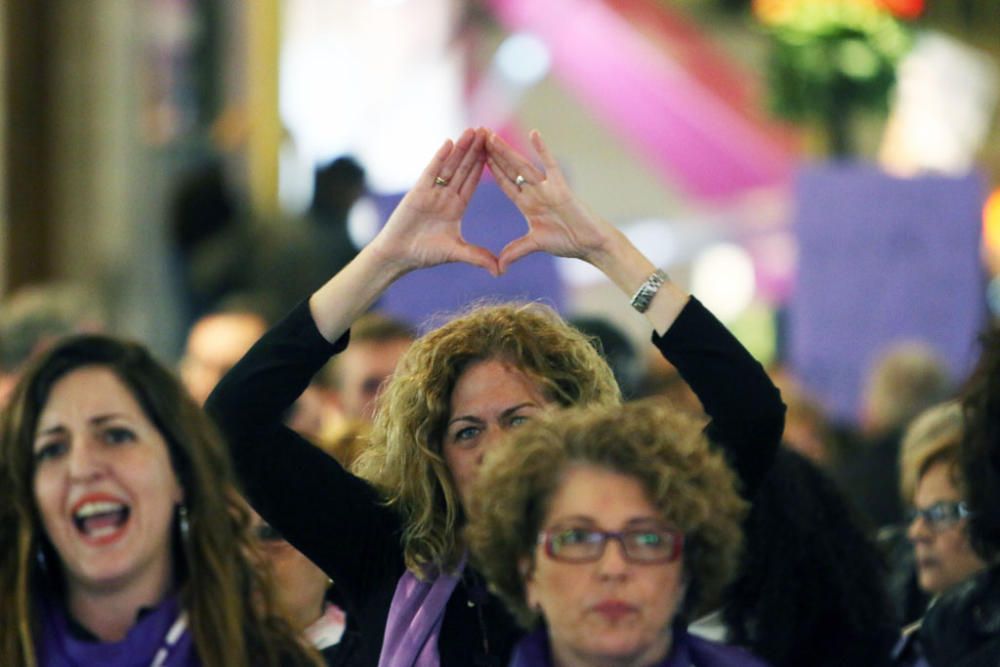 Cientos de personas se sumaron este miércoles a la marcha para conmemorar el Día Internacional de la Mujer. A la manifestación, que se inició en la Plaza de la Constitución a las 19.00 horas, acudieron asocaciones de mujeres como las Kellys de Málaga, Resistencia Feminista o el Movimiento Feminista Asociativo de Málaga