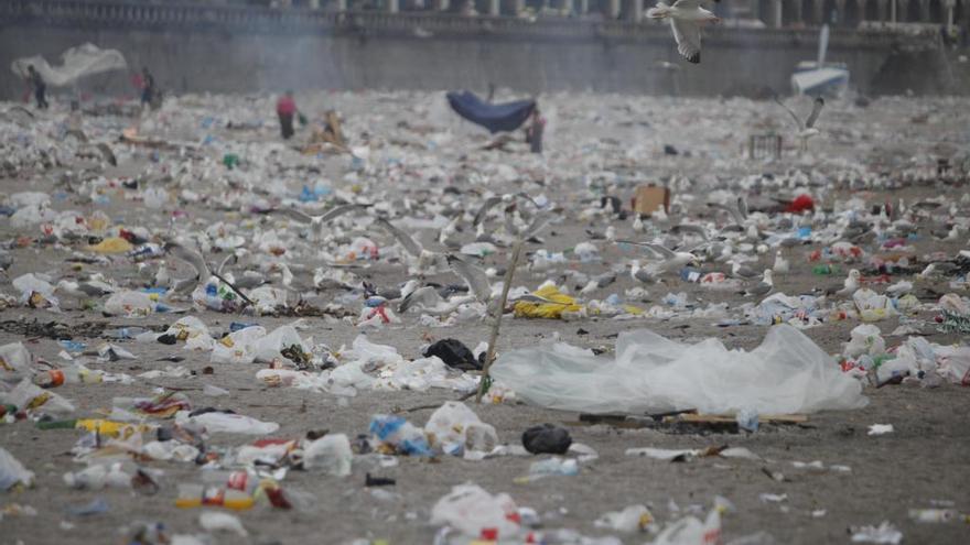 Restos de basura en las playas tras la Noche de San Juan.