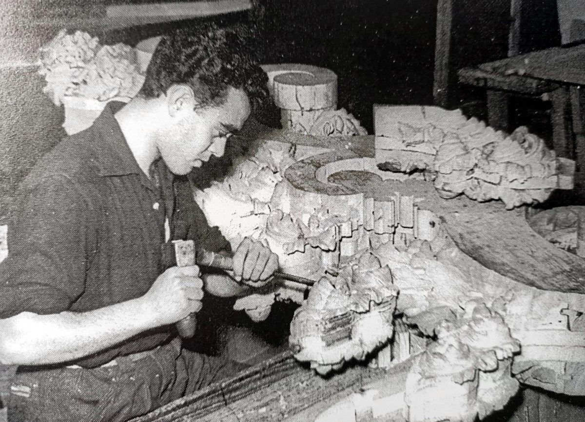 Rafael Ruiz Liébana, tallando el arbotante de la Virgen del Gran Perdón.