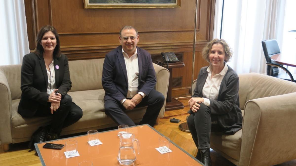 Nati Frances (izq), junto al alcalde Alfonso Rodríguez y Aina Calvo.