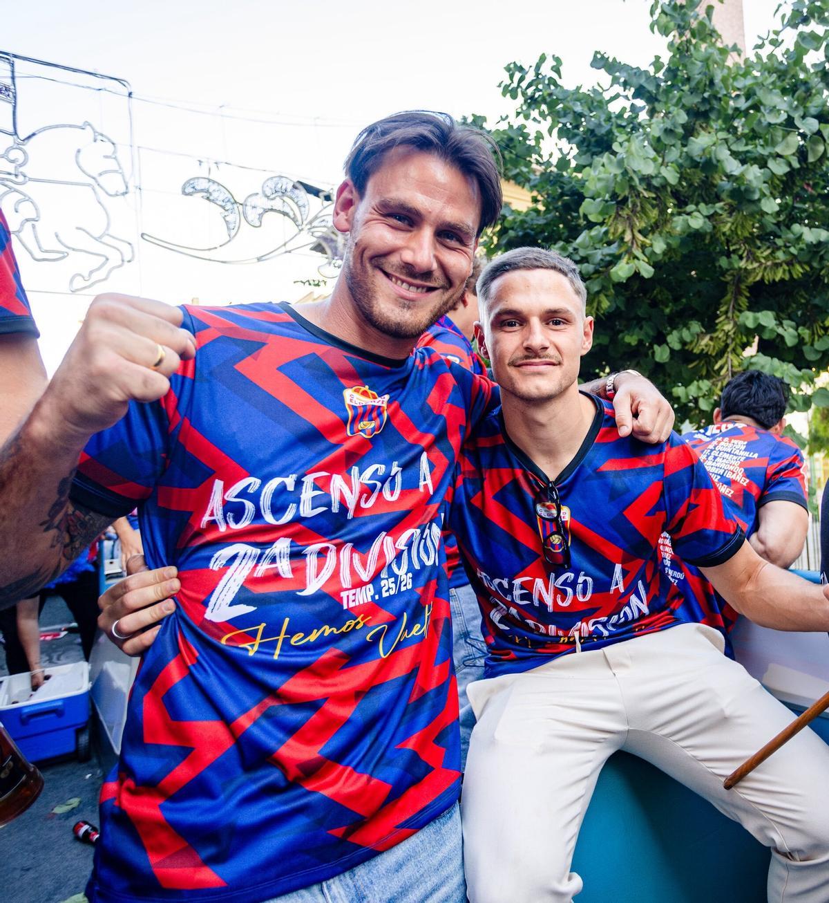 Dario Dumic y Nacho Quintana, únicos dos supervivientes de la anterior temporada, festejan el ascenso durante la rúa.