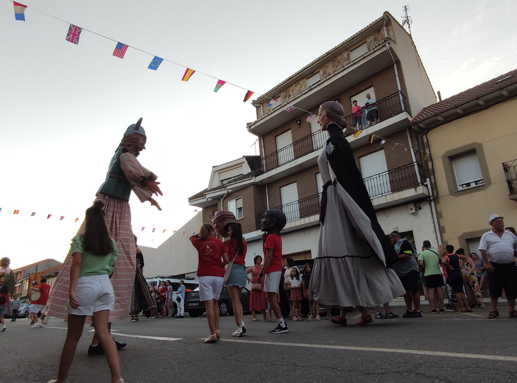 Encuentro de Gigantes y Cabezudos en Camarzana de Tera