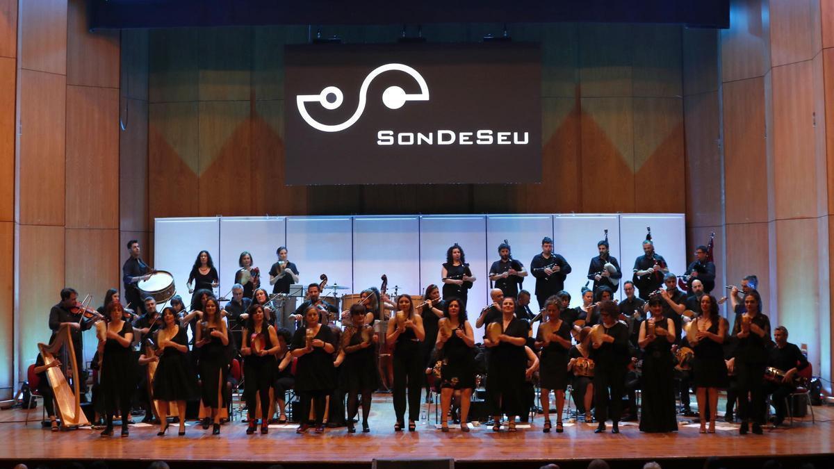 La orquesta sinfónica folk SonDeSeu, en un concierto anterior en Vigo.