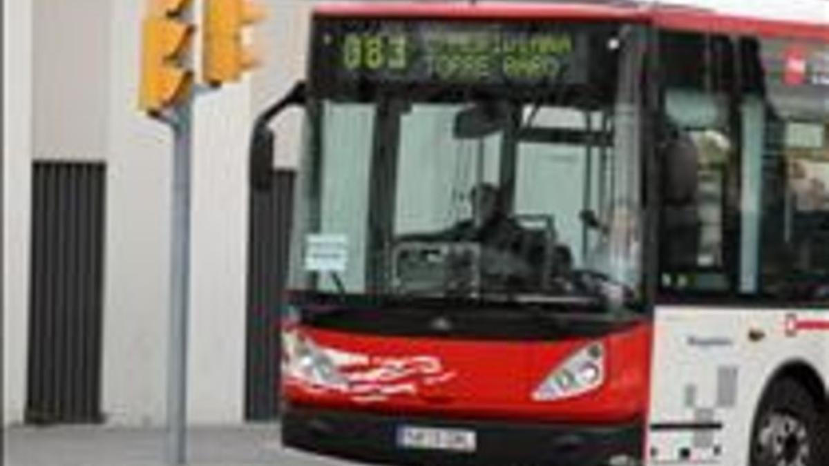 Un bus 83 en la avenida de Vallbona