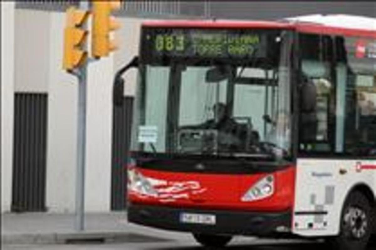 Un bus 83 de serveis mínims a l’avinguda de Vallbona durant la vaga de conductors de Segalés a Torre Baró i Ciutat Meridiana. Un bus 83 de serveis mínims a l’avinguda de Vallbona durant la vaga de conductors de Segalés a Torre Baró i Ciutat Meridiana.