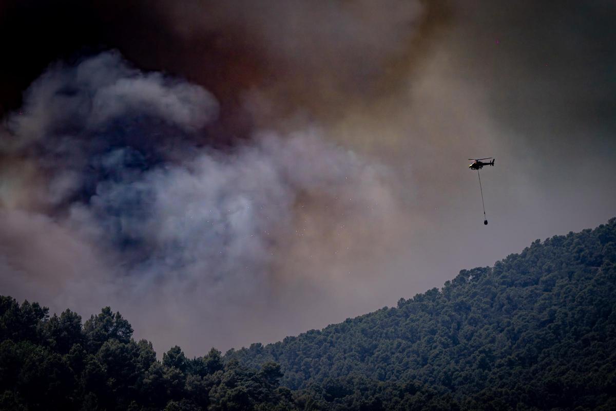 Columna de humo visible durante el incendio forestal de Sentmenat, cuyo avance ha movilizado un amplio dispositivo de emergencias, a 7 de julio de 2026. Sociedad. AUTOR: MANU MITRU