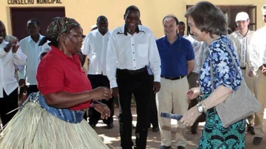 La Reina baila la 'chingomana' en Mozambique