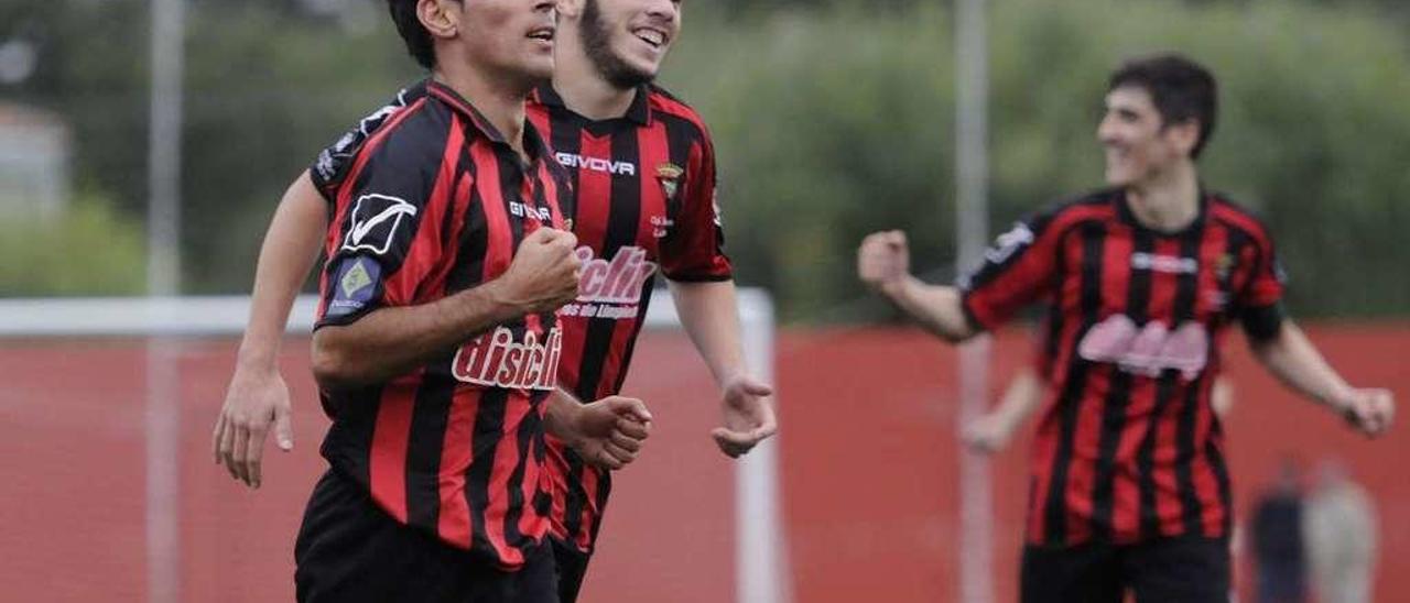 Richy celebra el tanto que le dio la victoria a su equipo en el derbi con el Silleda. // Bernabé