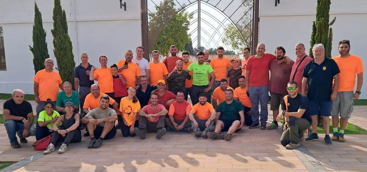 Casi cuarenta miembros del club de caza de Betxí se han organizado para llevar alimento y agua a su coto.