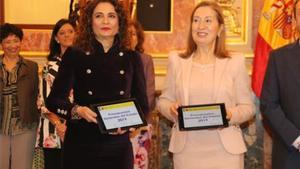  María Jesús Montero y Ana Pastor con los presupuestos de 2019.