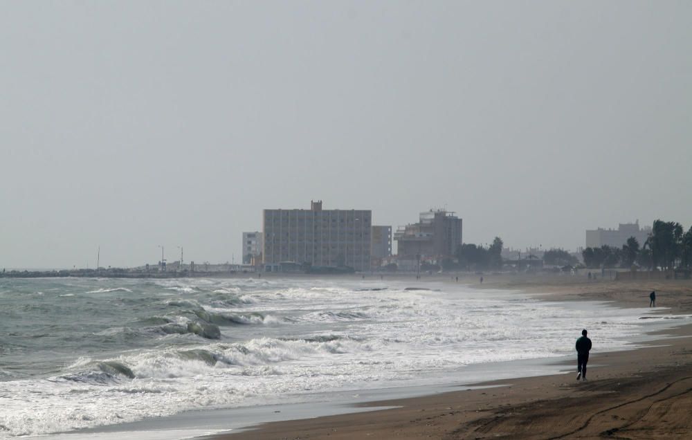 En las playas que hace apenas tres días acogían a numerosas personas tomando el sol e incluso bañándose, el temporal asociado a la borrasca las ha dejado desiertas.