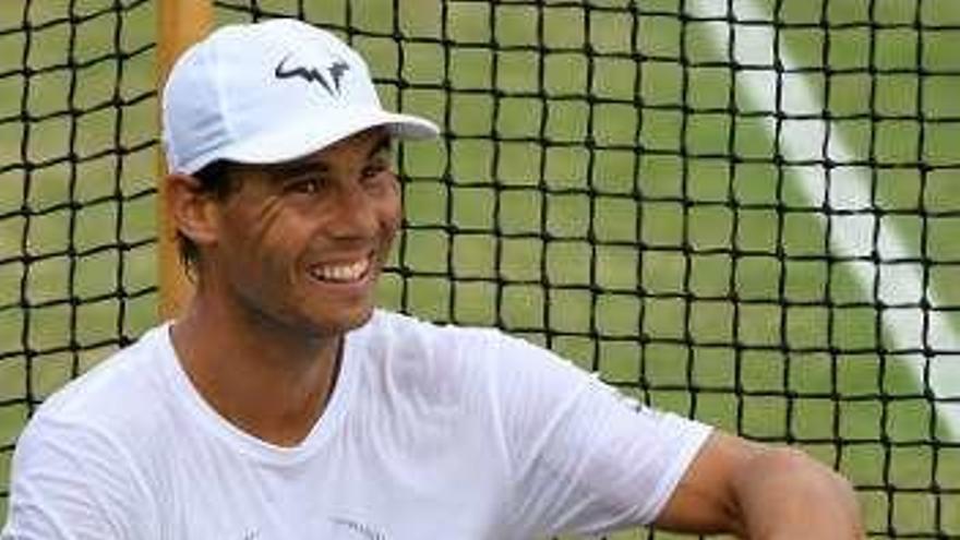 Nadal descansa tras entrenarse ayer en Londres.