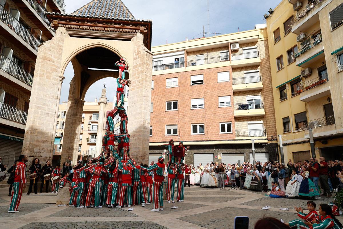 Castellers por el centenario de la falla La Creu de Mislata.