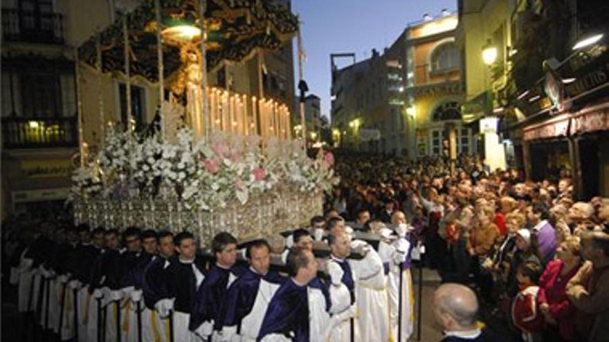 El Cristo Negro cacereño vuelve a colapsar el recinto intramuros