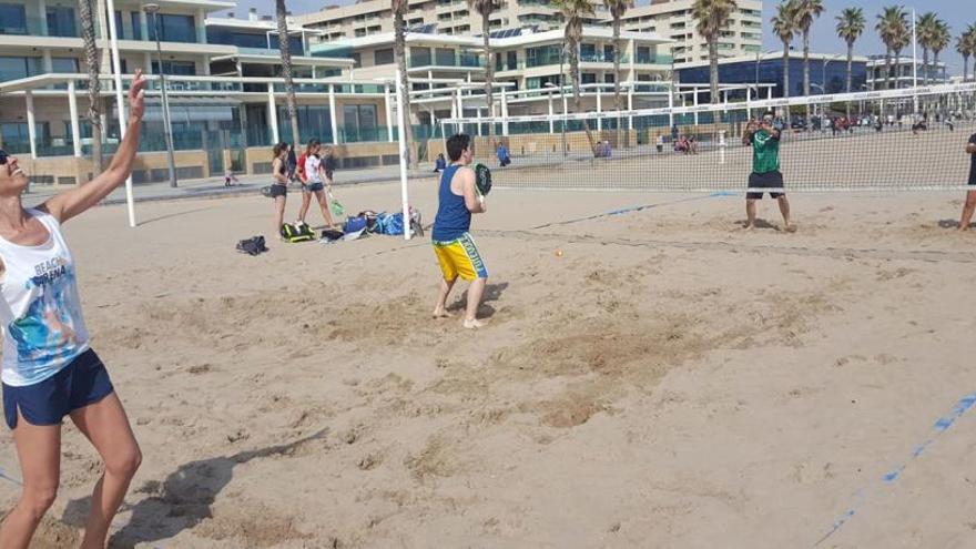 La fiesta de los deportes de playa llega a la Patacona