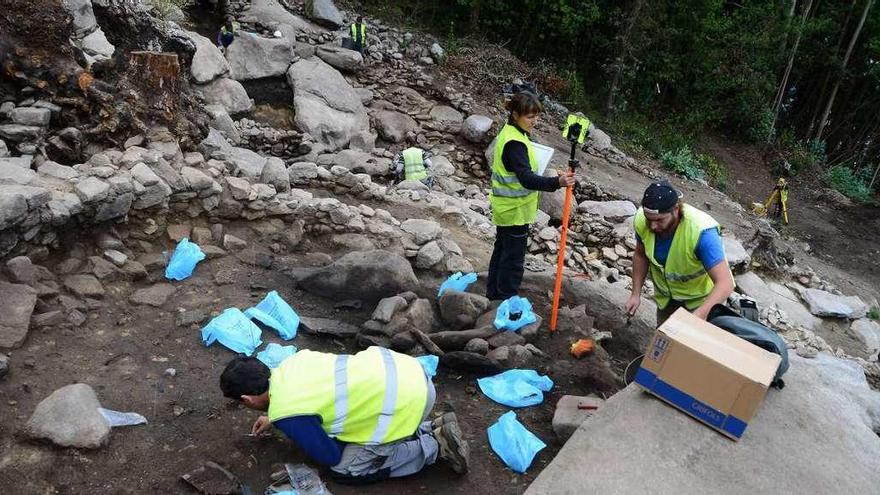 En 2016 la excavación sacó a la luz cinco estructuras que se utilizaban como viviendas, almacenes o para refugiar a los animales. // G.N.