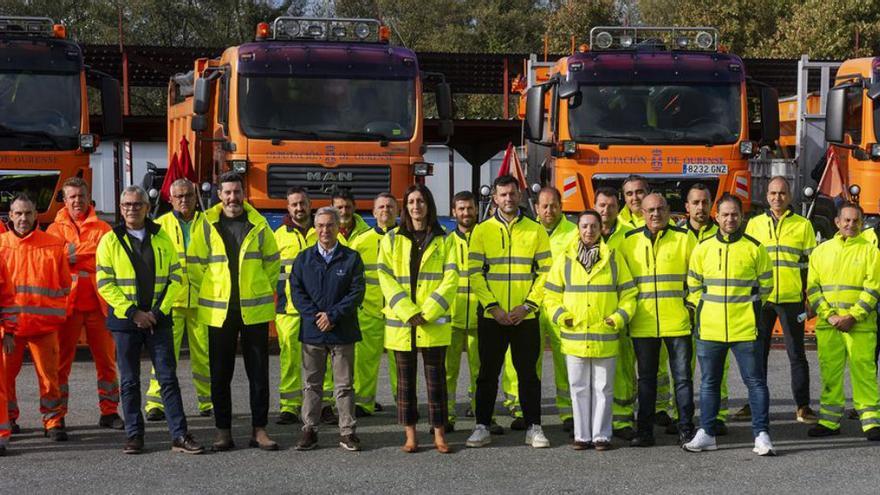 Operarios de conservación de carreteras de la Diputación, junto al presidente, Luis Menor. |  FdV