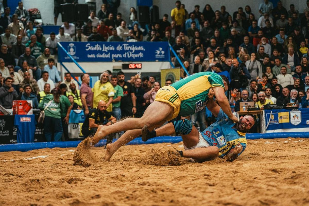 Un lance de la agarrada definitiva entre ambos equipos en la final de la Liga Cabildo de Gran Canaria.