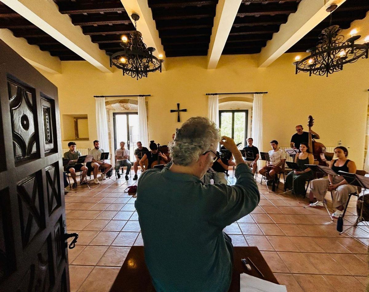 Los integrantes del coro y algunos instrumentistas, durante uno de los ensayos, bajo la dirección de Lluís Villamajó. | C. V.