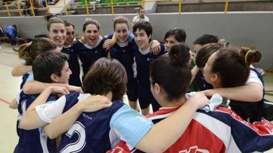 Las jugadoras de la selección gallega festejan el título en el Paco Chao. // Brais Lorenzo