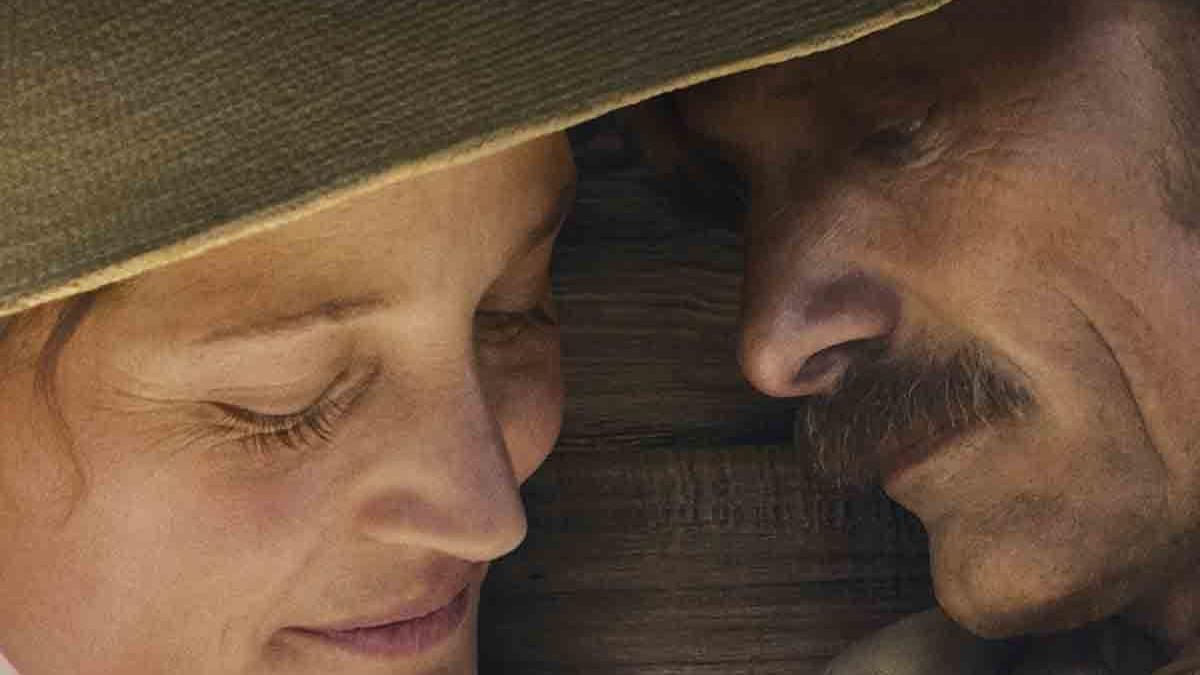 Vicky Krieps y Viggo Mortensen en 'Hasta el fin del mundo'.