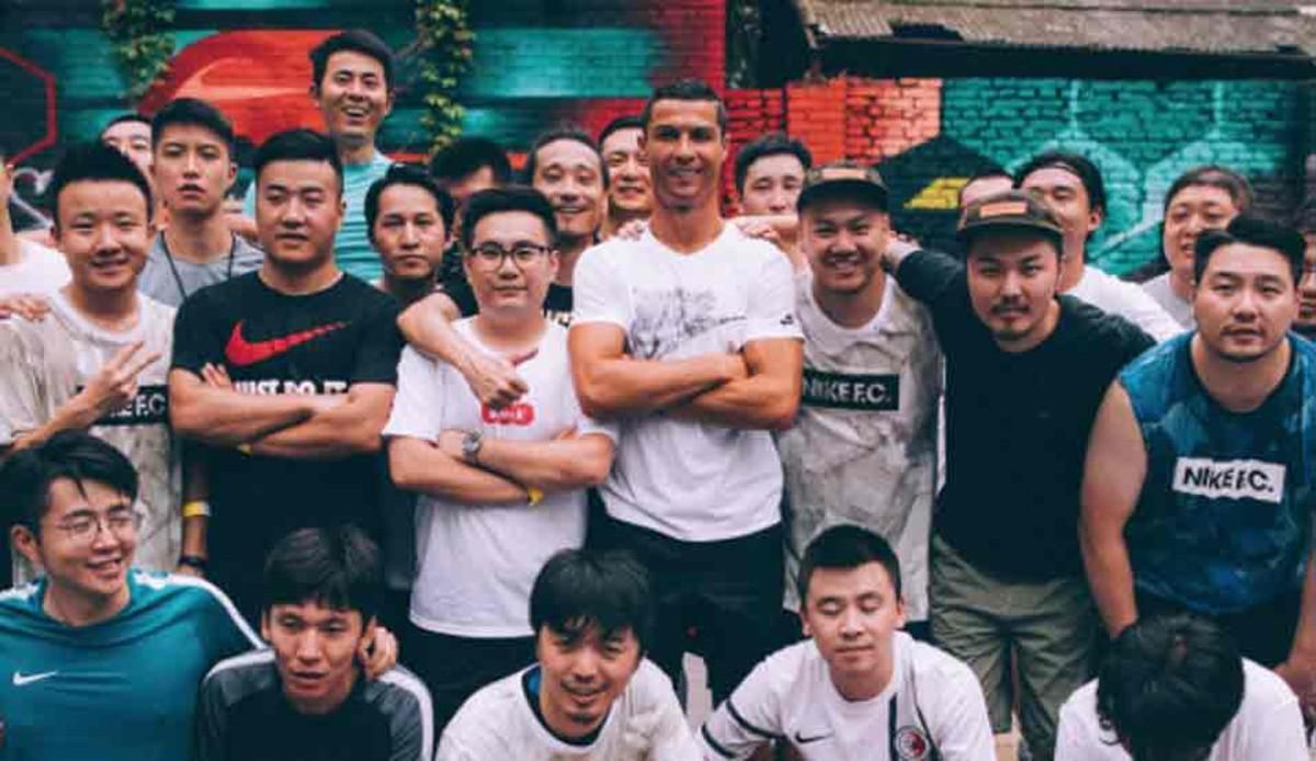 Cristiano Ronaldo, con unos aficionados