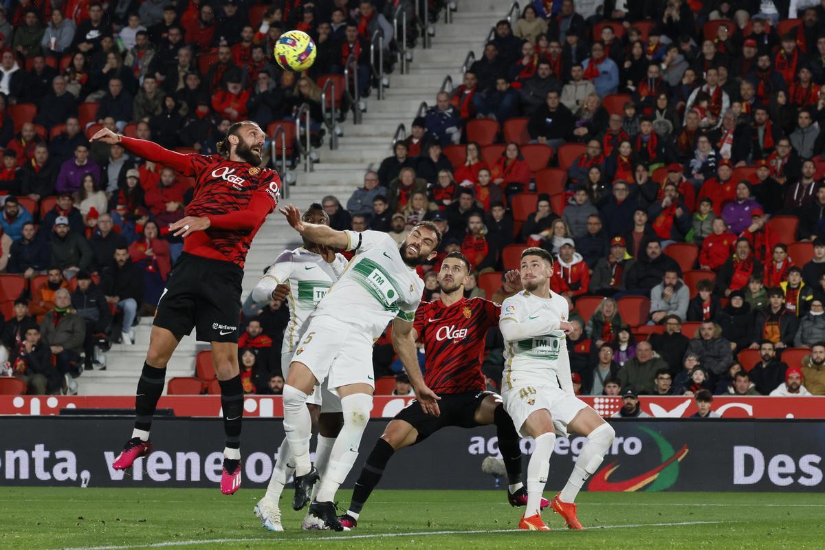 Gonzalo Verdú, que estuvo inconmensurable, salta por un balón con Muriqi