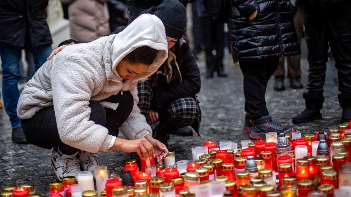 Un día después del tiroteo en la Charles University, varias personas muestran sus condolencias.